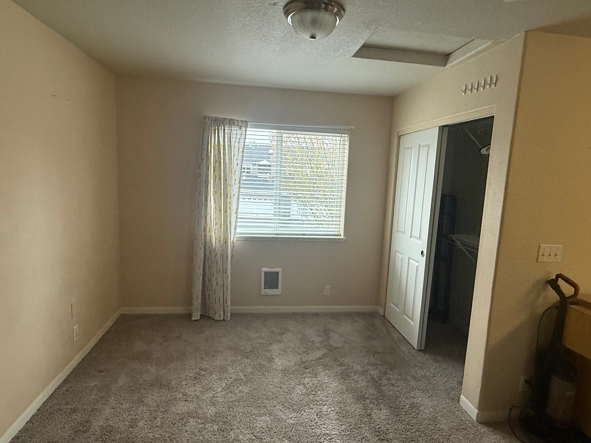 Building Photo - 1 NE Fairview Ave