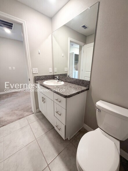 Building Photo - 946 Royal Empress Dr