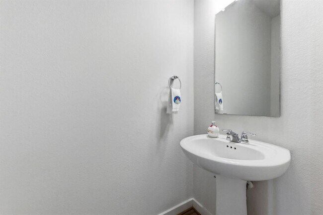 Building Photo - 159 Threshing Rd