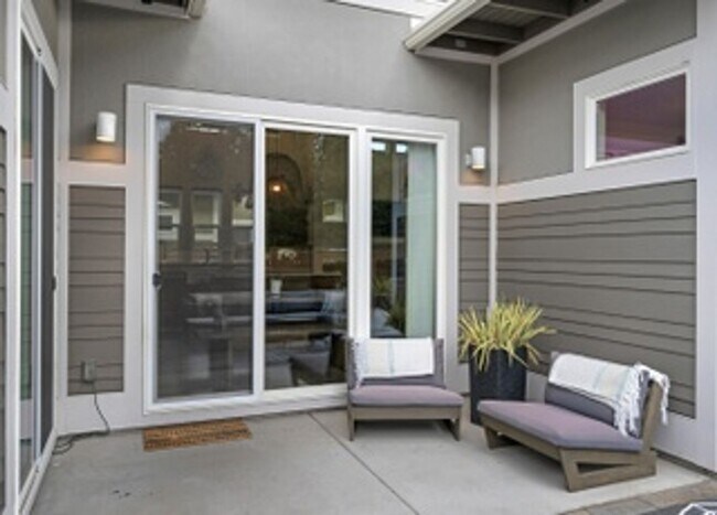 Building Photo - Beautiful Mid-Century Modern Home with lot...