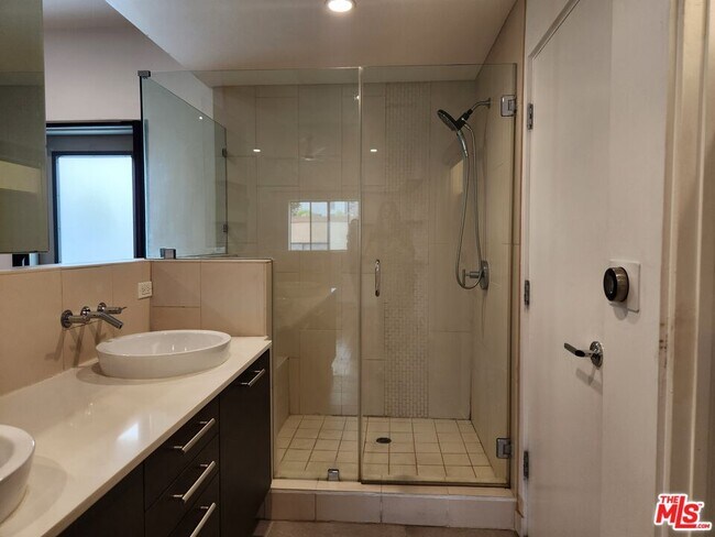 Building Photo - 6683 Franklin Ave