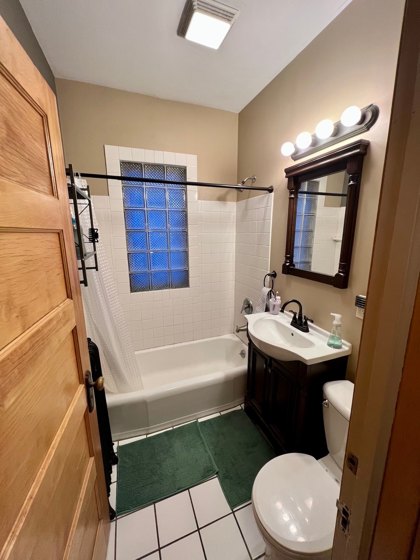 Main floor bath - 868 Pascal St N