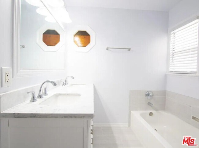 Building Photo - 5913 Overhill Dr