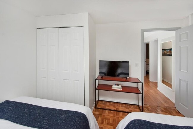 Building Photo - 1 Saddlewood Ct