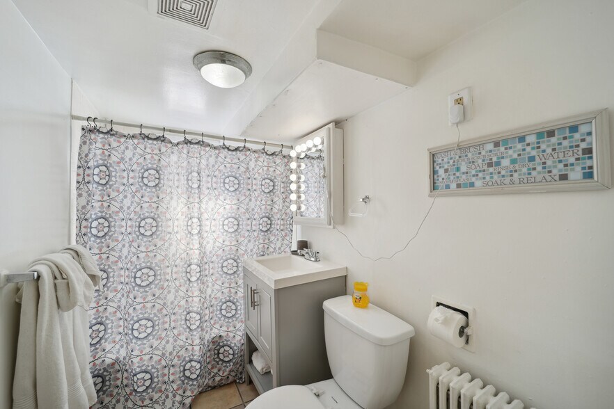 Building Photo - 2117 S Nelson St