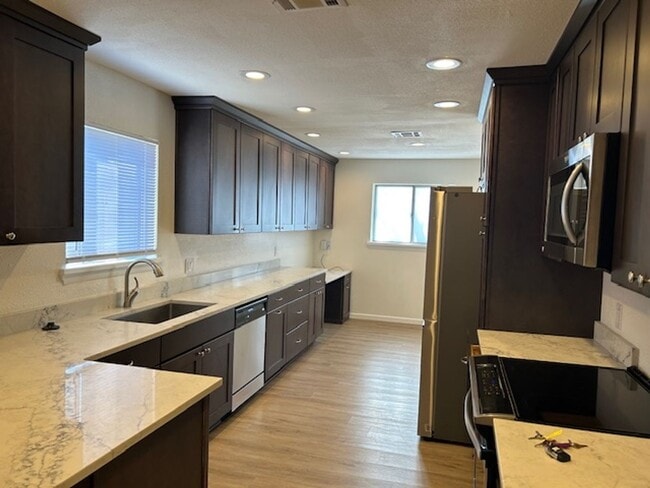 Building Photo - 2735 Ardis Dr