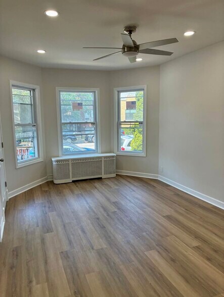 Building Photo - 3745 W Diversey Ave