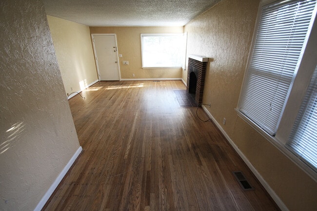 Building Photo - BEAUTIFUL 2 BED, 1 BATH SEATTLE HOME FOR RENT W EASY COMMUTE