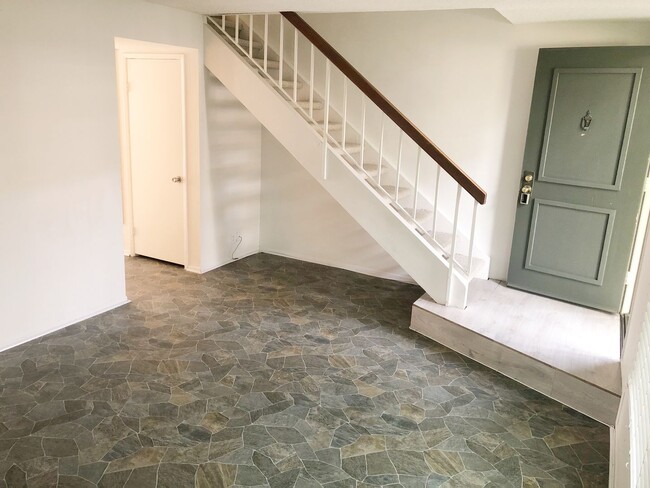 Building Photo - Amazing 2 bedroom townhome in the Woodbridge Community!