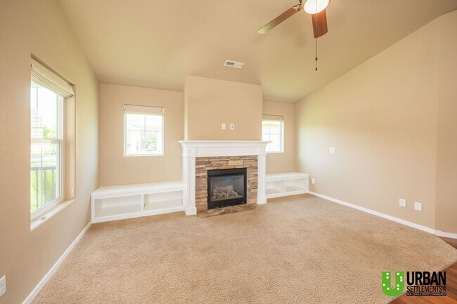 Building Photo - Single Story home with 2 bed and office fo...