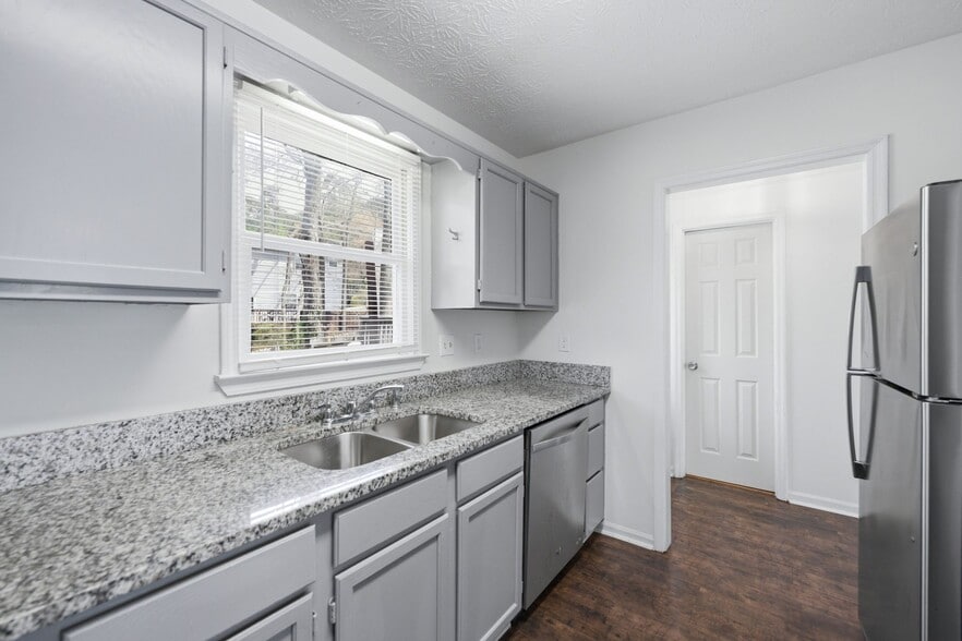 Building Photo - 1018 Kennesborough Rd NW