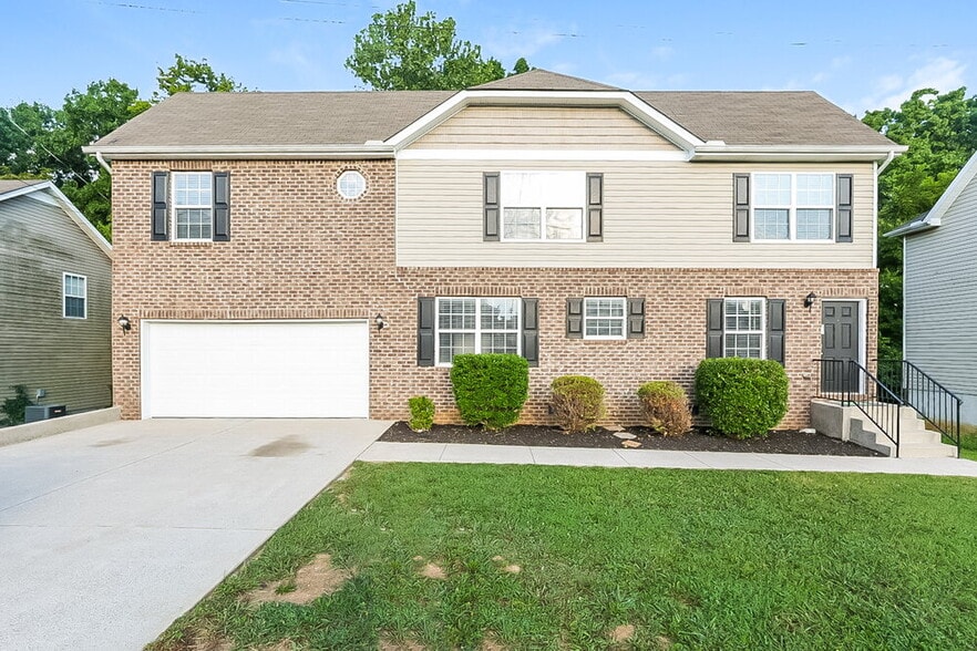 Primary Photo - 117 Lyndhurst Dr