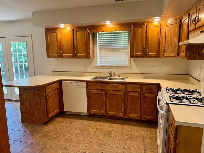 Building Photo - For rent 3 bedroom, 2 bath.