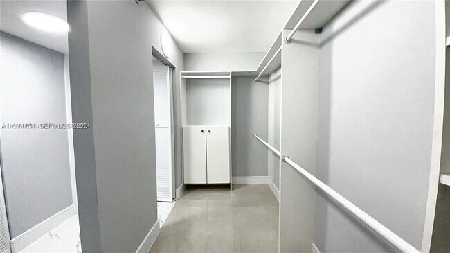 Building Photo - 1717 N Bayshore Dr