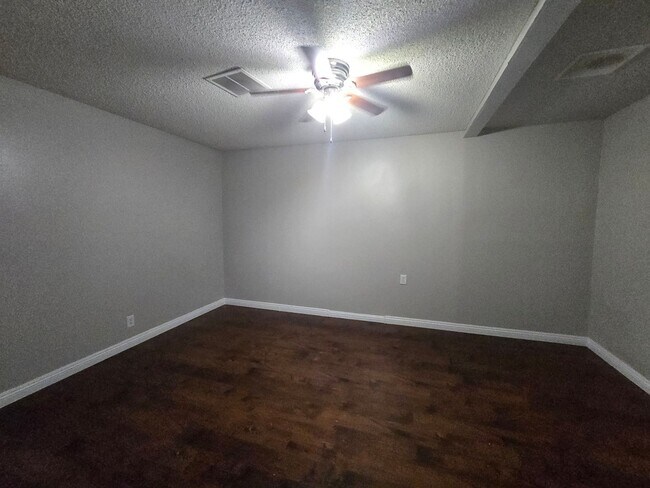 Building Photo - Newly Remodeled 3 Bedroom 1 Bathroom Home!...