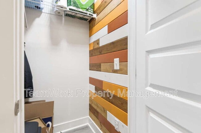 Building Photo - 7722 Park Gate Dr