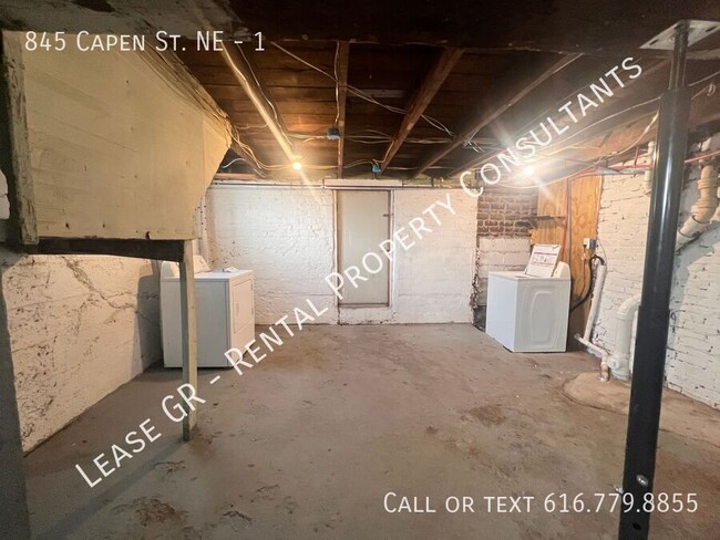 Building Photo - 3 Bedroom Duplex in Grand Rapids! Laundry ...