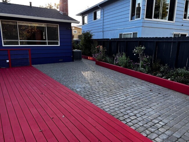 Building Photo - 1157 Manzanita Dr