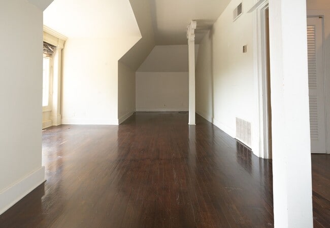 Building Photo - 1432 St James Ct