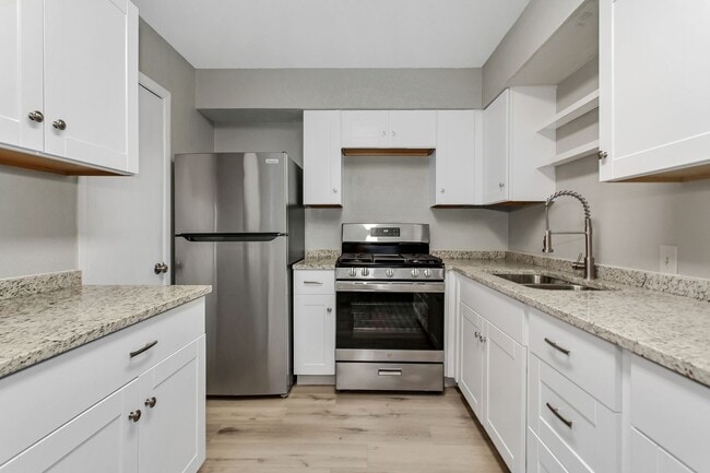 Building Photo - 1 Bedroom, 1 Bath Apartment in historic Munger Place!