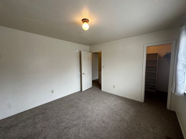 Building Photo - Adorable Midtown Condo!