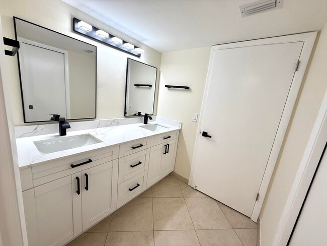 Building Photo - 6649 Somerset Dr
