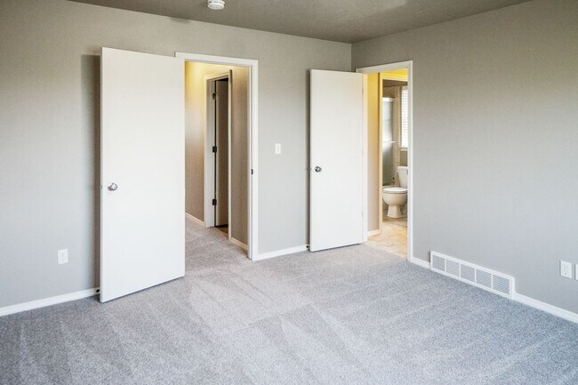 Building Photo - Beautiful Single Family Home Located on Th...