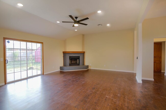 Building Photo - 6000 SE 86th St