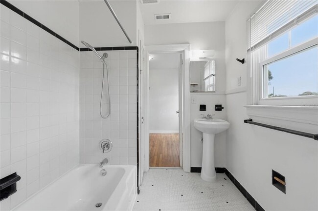 Building Photo - 807 N Thornton Ave