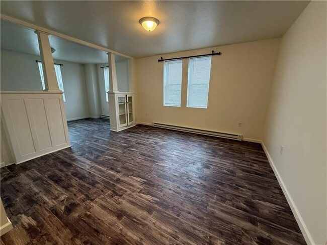 Building Photo - 571 Kendall Ave