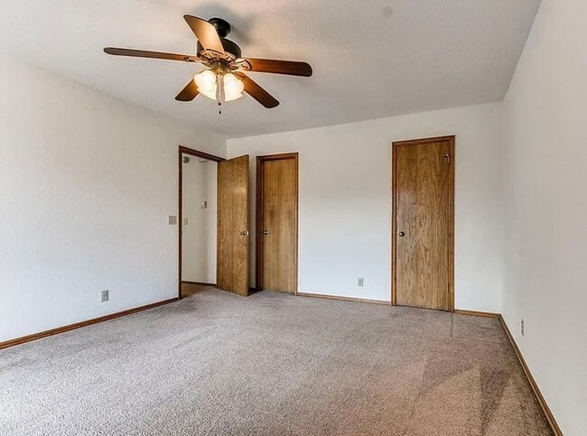 Building Photo - Beautiful 3bed/3bath Townhome Available in Westside Norman!!