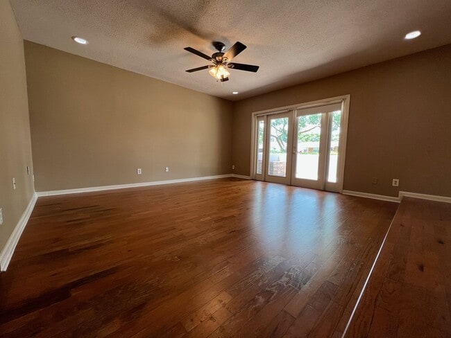 Building Photo - Audubon Park 2/2 Corner Unit Villa with La...