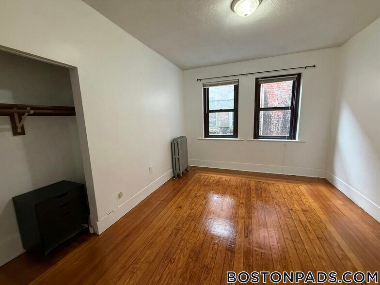 Building Photo - 4 Centre St