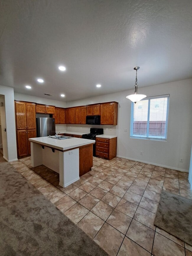 Building Photo - Comfortable Two-Story 4BR Home in Fresno!