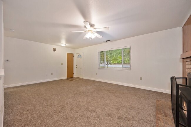 Building Photo - Charming 3 Bedroom, 2 Bath Home Close to Town