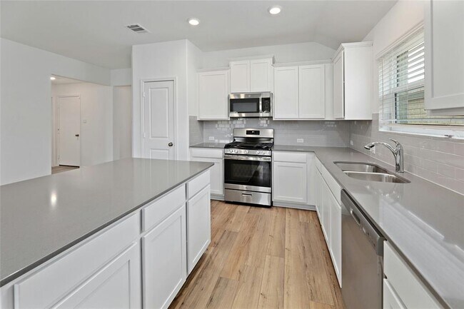 Building Photo - 443 Sebring Cir