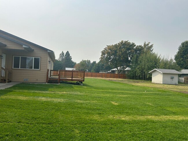 Building Photo - Beautiful 3 bed, 2 bath Hamilton home