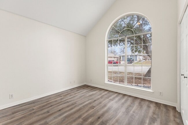 Building Photo - Stylishly Updated Living in the Heart of N...