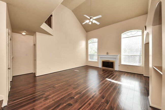 Building Photo - 1607 Parkview Ln