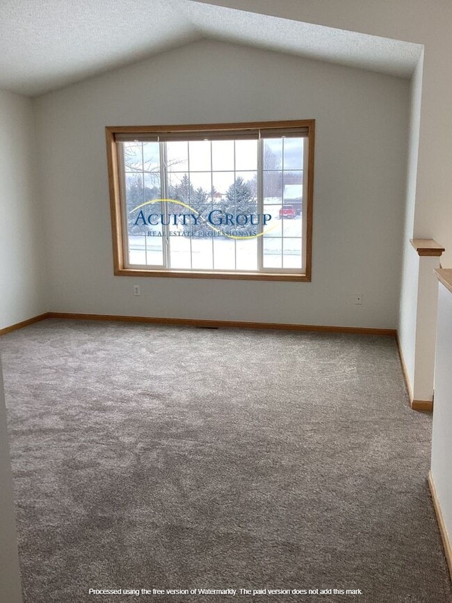 Building Photo - 3BR, 3BA Three Level Split in Zimmerman