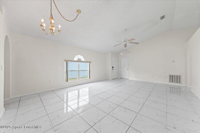 Building Photo - 2165 Redwood Cir