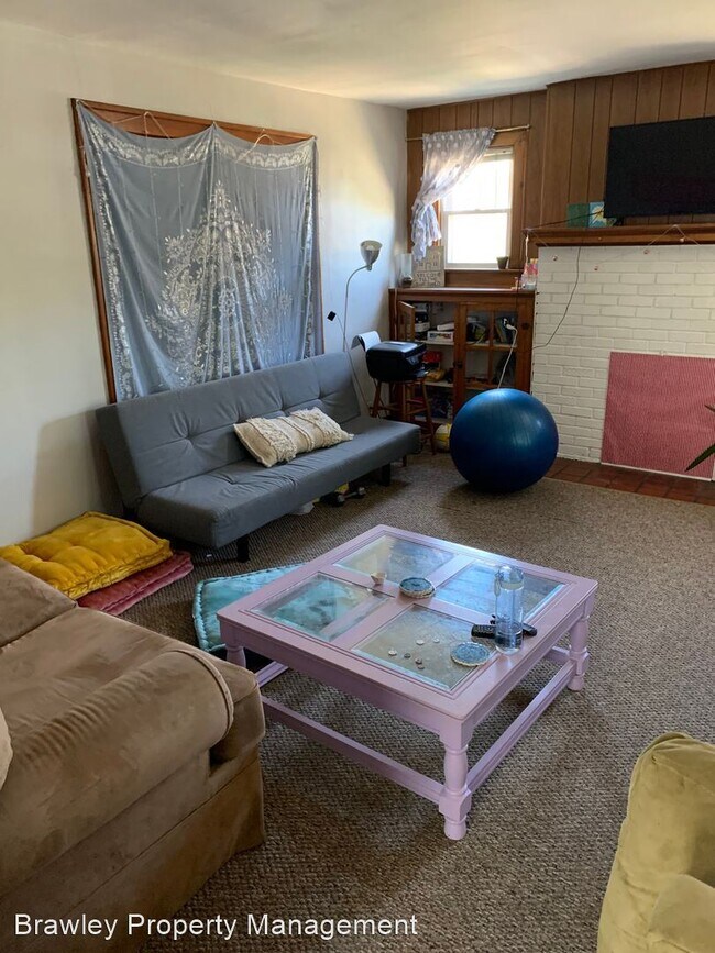 Building Photo - 5 br, 2.5 bath House - 114 E. 1st St