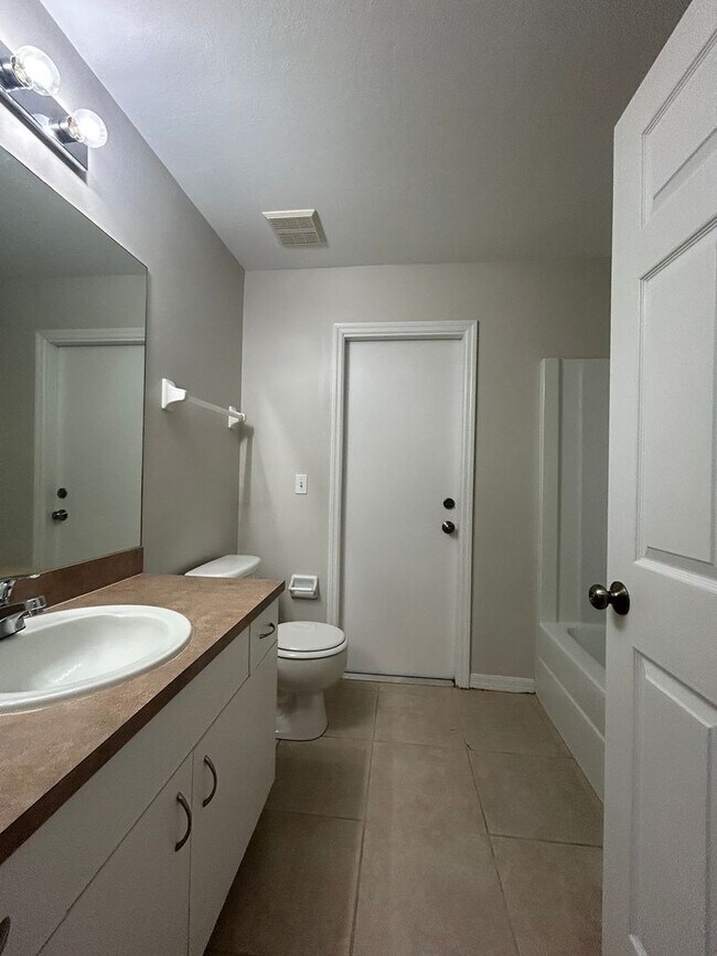 Building Photo - 3 Bedroom 2 Bath 2 Car Garage In Cape Coral!