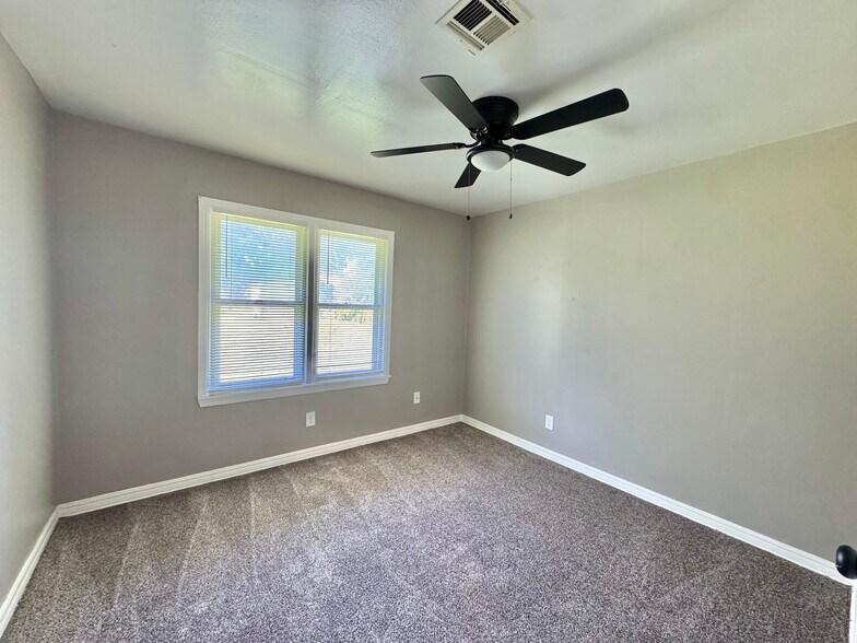Building Photo - 252 E Coe Dr