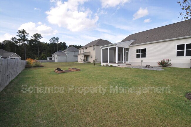 Building Photo - 84 Fairview St