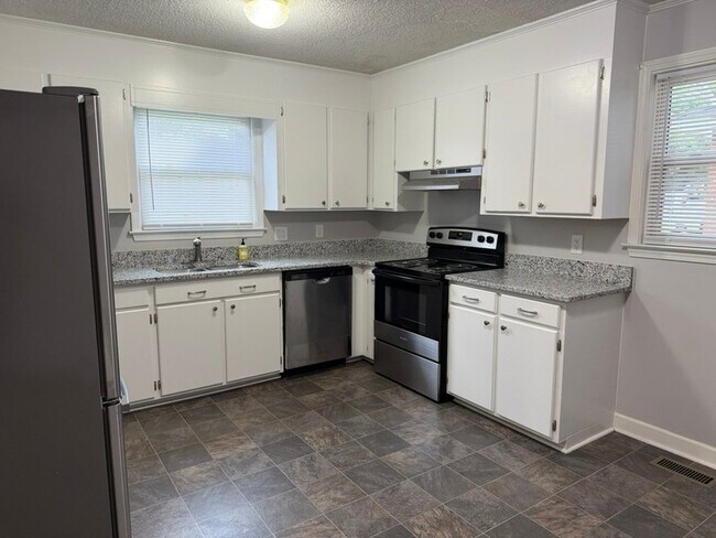 Building Photo - 818 Lynwood Dr