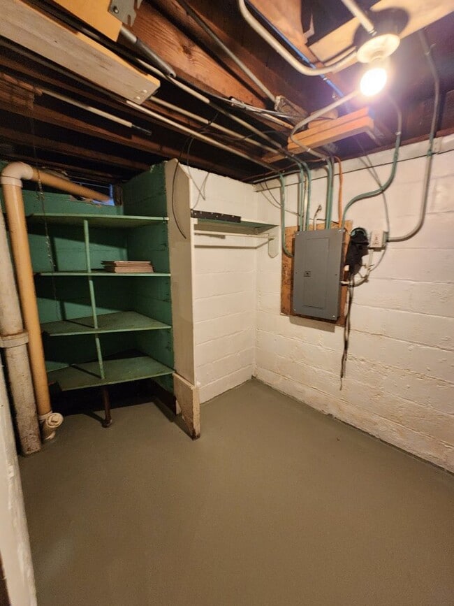 Building Photo - Large Glen Park Home