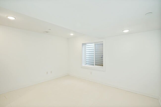 Building Photo - Stunning 4-Bedroom Townhouse with Garage and Rooftop Deck! Available late May!