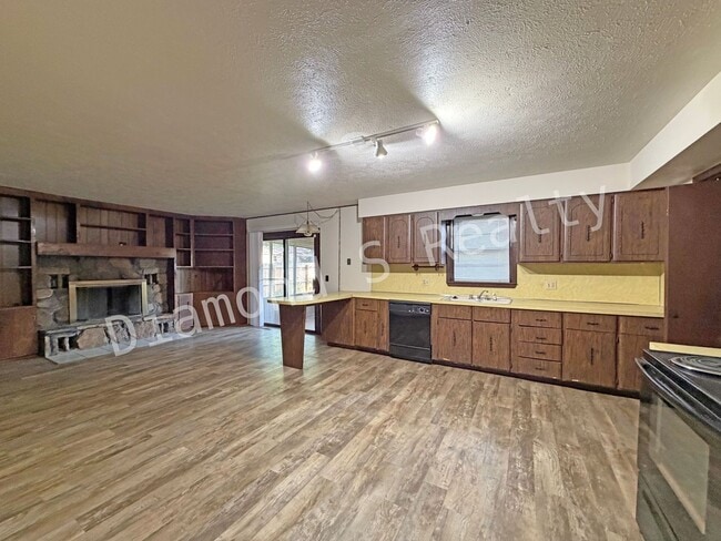 Building Photo - 3 Bedroom Home Located Near Sunset & Campbell