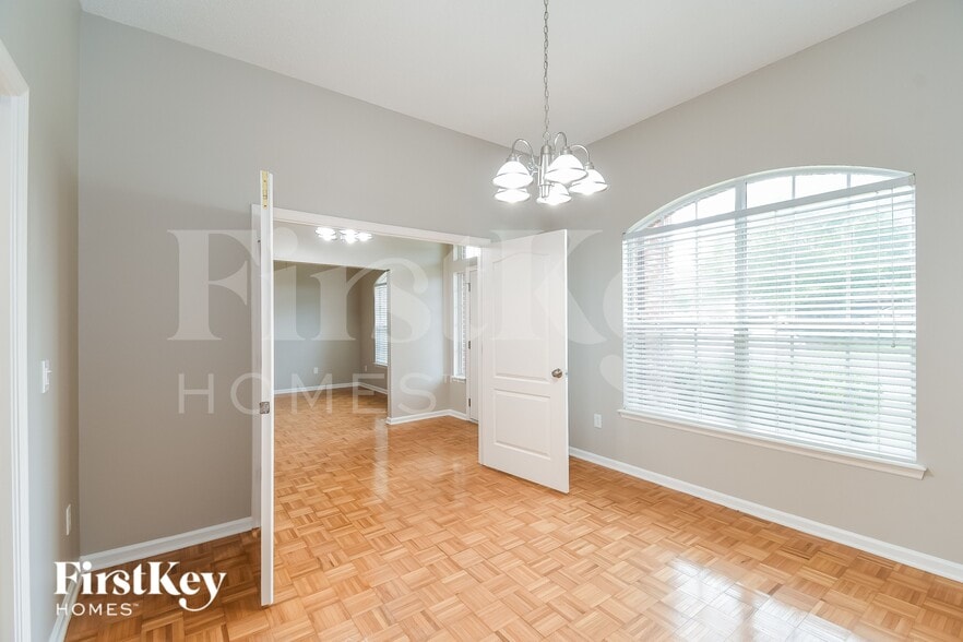 Building Photo - 5714 Plum Hollow Dr W